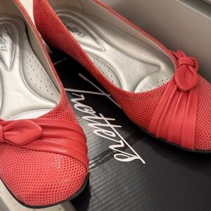 Trotters fuschia shoes in size 9 M